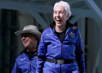 Fluturoi në hapësirë me Jeff Bezos, pilotja 82-vjeçare e zhgënjyer: Ishte errësirë, mendoja se do shihja botën