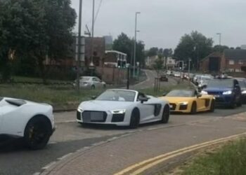 Dasma me makina luksoze “pushton” rrugët e Anglisë, shqetësohen banorët, lajmërojnë policinë