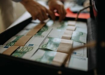 Nga 18 deri në 48 vjeç, shkatërrohet banda shqiptare e trafikantëve të drogës, arrestohen 24 persona