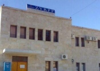 LAJMI I FUNDIT/ Incident në Hipotekën e Vlorës, drejtori konfliktohet fizikisht me një qytetar