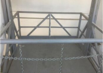 Bie nga vendi i ashensorit nga kati i gjashtë, ndahet nga jeta 16-vjeçari