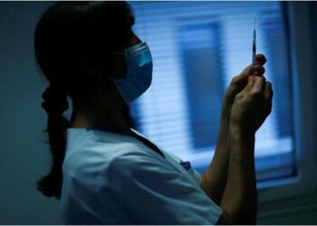 Frika nga ‘Delta’, ky është shteti i parë që vendos të injektojë dozën e tretë të vaksinës