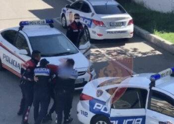 Mbante kallashnikov në banesë, arrestohet 64-vjeçari në Elbasan