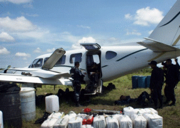 “Si Pablo Escobar”, çanta me 9 mln euro kokainë hidhet nga aeroplani mbi një çati shtëpie