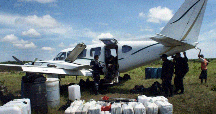 “Si Pablo Escobar”, çanta me 9 mln euro kokainë hidhet nga aeroplani mbi një çati shtëpie