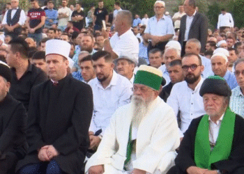 Myslimanët festojnë sot Kurban Bajramin, besimtarët mbushin sheshin Skëndërbej