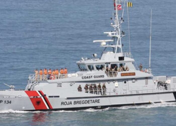 Mbetën me skaf në mes të detit, Roja Bregdetare shpëton tre të rinj në Vlorë