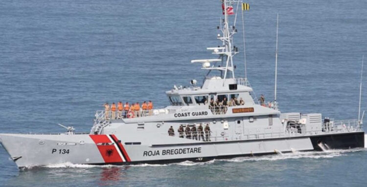 Mbetën me skaf në mes të detit, Roja Bregdetare shpëton tre të rinj në Vlorë