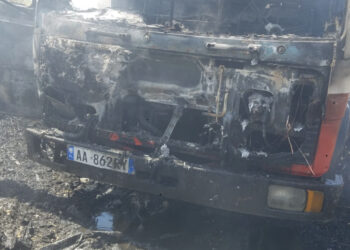 Vatra të mëdha zjarri në Ishëm, digjet një automjet i zjarrfikëses