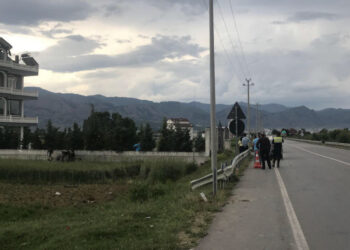 “Fluturoi” me “Audi” jashtë rruge, vdes i riu në Cërrik, shoku përfundon në spital