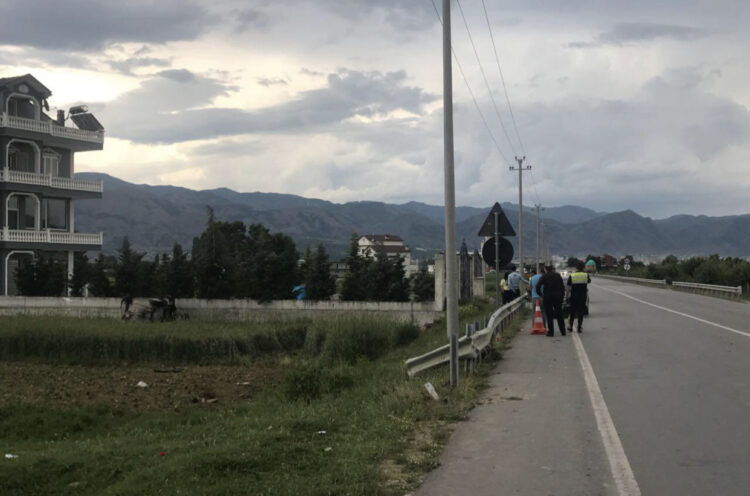“Fluturoi” me “Audi” jashtë rruge, vdes i riu në Cërrik, shoku përfundon në spital