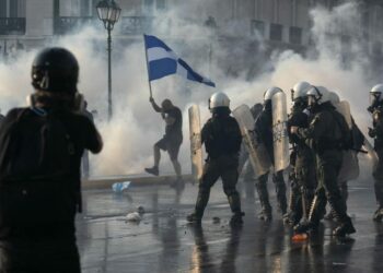 Masat kundër pandemisë, përleshje në Athinë mes policisë dhe protestuesve