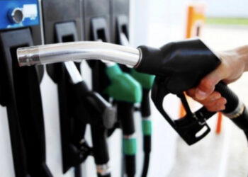 Ndaluan të furnizojnë makinën me karburant, disa persona marrin xhiron ditore dhe ia mbathin