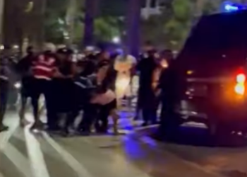 E RËNDË/ Mes ulërimash dhe dhunës, një duzinë me polica arrestojnë me forcë biznesmenen në Vlorë