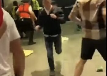 Skena të turpshme të anglezëve/ I bëjnë pritë dhe rrahin italianët jashtë stadiumit (VIDEO)