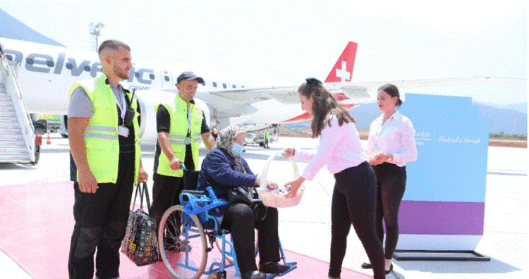 Ulet avioni i parë në Kukës, Rama publikon fotot: Me këmbë të mbarë