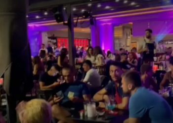 Incident në Vlorë, pronarët e Lungomares vënë njëkohësisht himnin e flamurit, përplasen me policinë