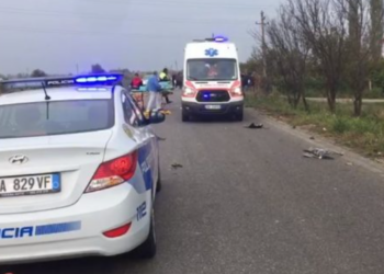 Aksident i dyfishtë në Fier, makina e policit përplaset me një autobus dhe një mjet tjetër