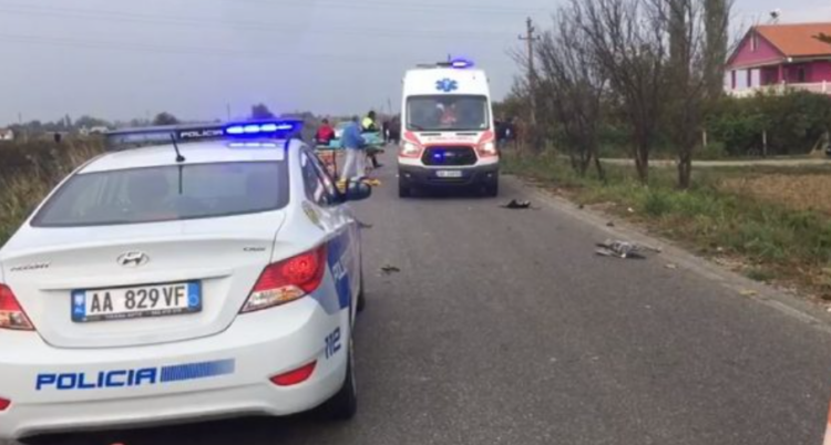 Aksident i dyfishtë në Fier, makina e policit përplaset me një autobus dhe një mjet tjetër