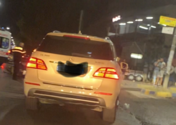 TRAGJIKE/ Makina përplas për vdekje një 30-vjeçar me motor, viktima e shtrirë në mes të rrugës