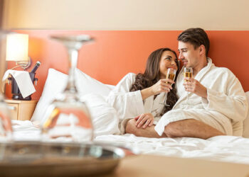 Kurioziteti: Mosha në të cilën keni më shumë mundësi të gjeni dashurinë e jetës