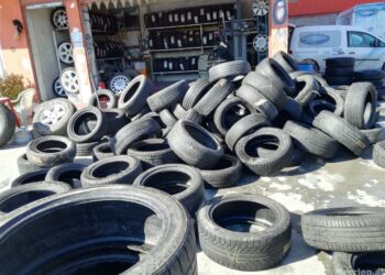 E RËNDË/ Shpërthen goma e një kamioni në gomisteri, vdes 20-vjeçari