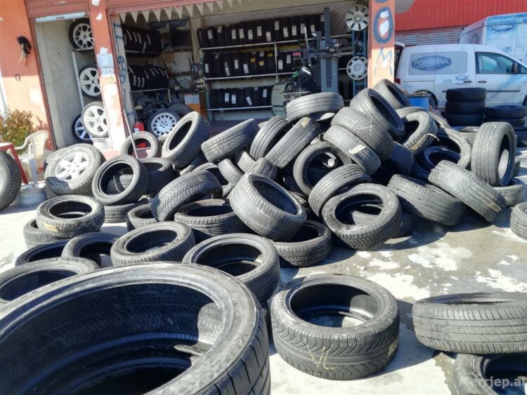 E RËNDË/ Shpërthen goma e një kamioni në gomisteri, vdes 20-vjeçari