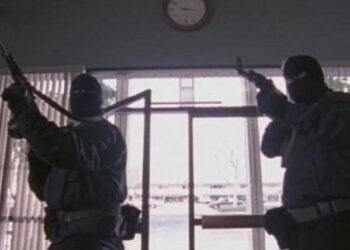 Dy persona grabisin nën kërcënimin e kallashnikovit pronarin e supermarketit në Peqin