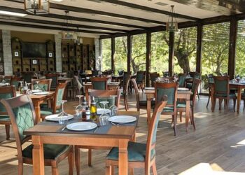 Pandemia lë shqiptarët pa shkuar në bare e restorante, konsumi 10% më pak se para krizës