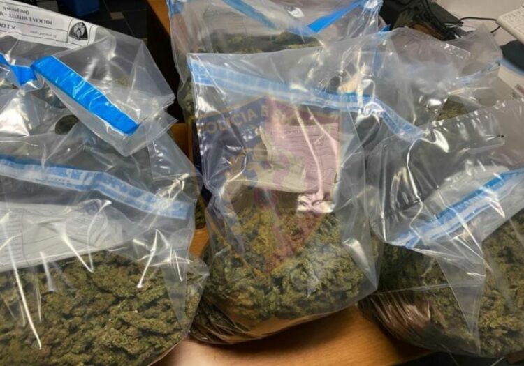 Iu kapën 20 kg kanabis në makinë, në pranga dy të rinjtë