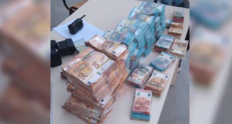 Po i sillte nga Italia, i kishte fshehur në “Benz”, sekuestrohen 500 mijë euro në Shkodër