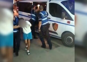 Pa leje drejtimi dhe me armë zjarri në automjet, arrestohen dy 17-vjeçarë