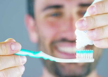 “Vesi” në mëngjes që po na dëmton dhëmbët, ndiqeni këtë këshillë