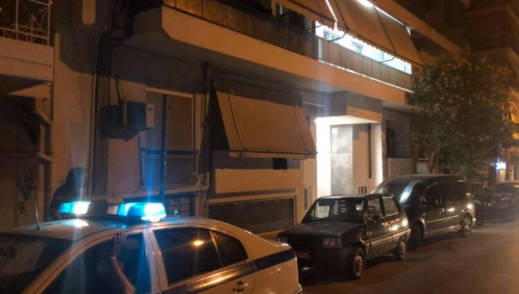 Era e keqe alarmoi fqinjët, gjendet një çift i vdekur në banesë në Greqi