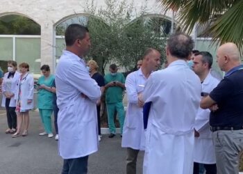 “Drejtësia po kalon cakun e të drejtave qytetare”/ Mjekët sërish në protestë për kolegët e arrestuar