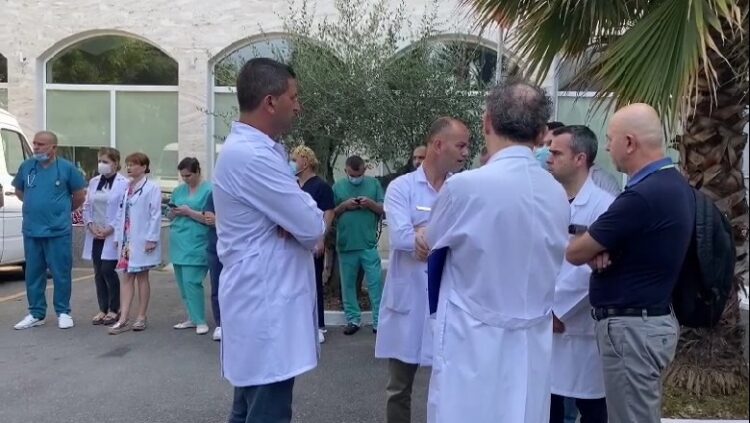 “Drejtësia po kalon cakun e të drejtave qytetare”/ Mjekët sërish në protestë për kolegët e arrestuar