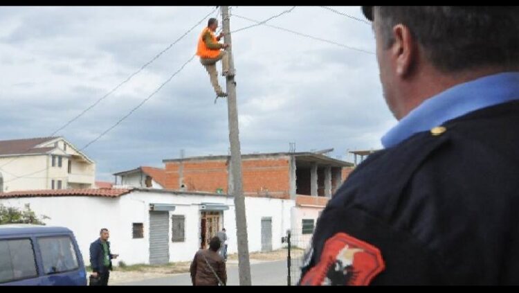 Shpërdoroi detyrën duke vjedhur energjinë, arrestohet punonjësi i OSHEE në Tepelenë