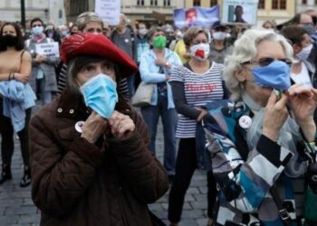 OBSH: Bota është në prag të një vale të re pandemie