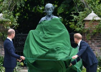 William dhe Harry bashkohen për të zbuluar statujën e princeshë Dianës (FOTO)