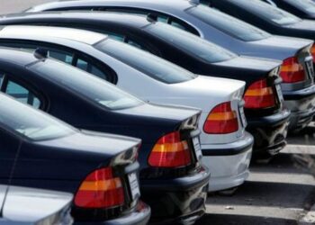 Tërhiqet qeveria e Kosovës, pezullon vendimin për taksën prej 5 eurosh për automjetet