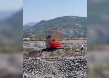 Gërryen shtratin e lumit Mat/ Arrestohet pronari i ekskavatorit, në hetim dy kamionistët