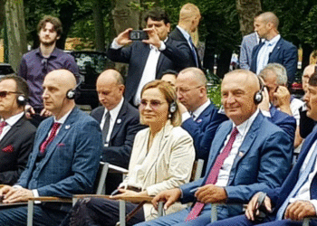 Meta në krahë të Kryemadhit për ceremoninë e vendosjes së bustit të Skënderbeut në Budapest