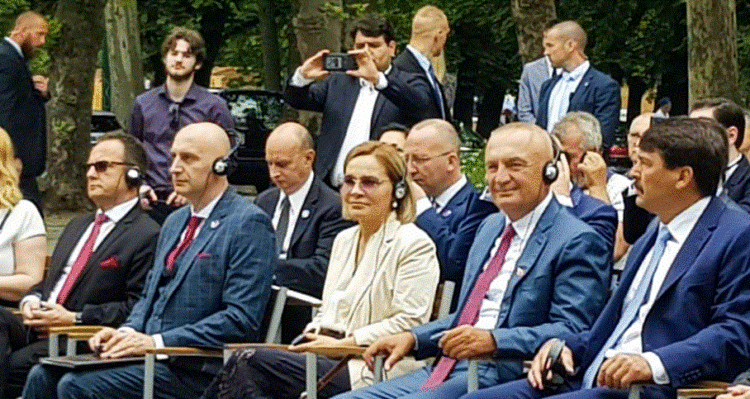 Meta në krahë të Kryemadhit për ceremoninë e vendosjes së bustit të Skënderbeut në Budapest