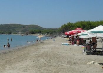 Të shtëna me armë zjarri në plazhin e Zvërnecit/ Terrorizohen pushuesit