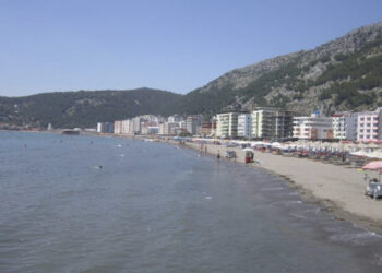 Humb jetën një pushues nga Kosova në plazhin e Shëngjinit