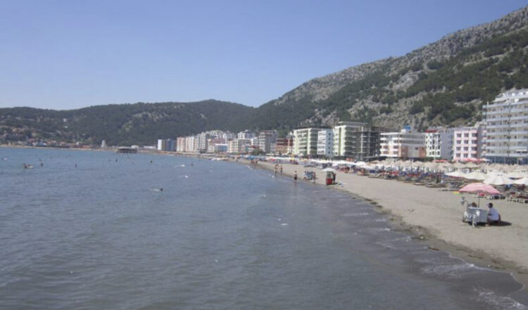 Humb jetën një pushues nga Kosova në plazhin e Shëngjinit