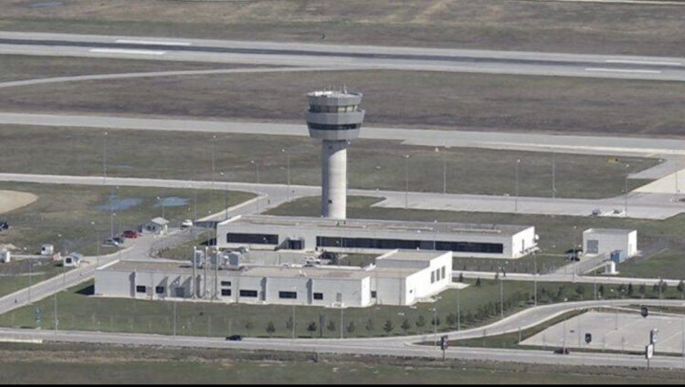 ALARM në Prishtinë! Sulmohen me rreze laser aeroplanët mbi hapësirën e Aeroportit