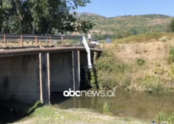 Shoferi në Korçë humb drejtimin e mjetit e bie nga ura, ndërron jetën pasagjeri