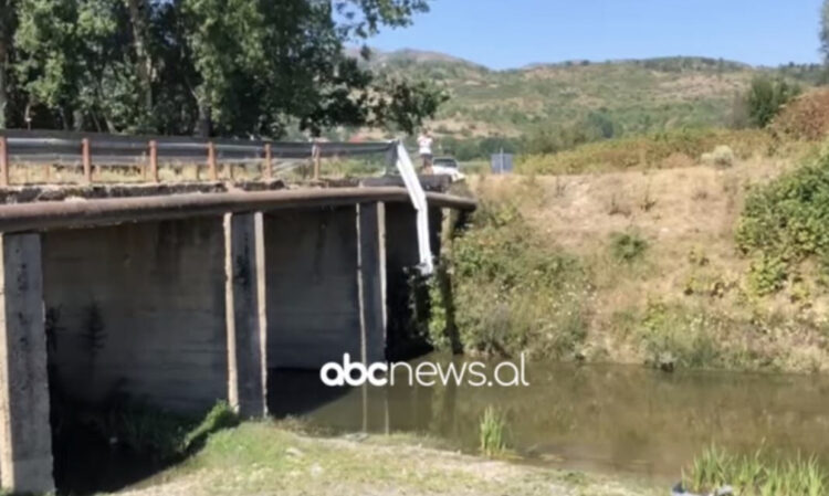 Shoferi në Korçë humb drejtimin e mjetit e bie nga ura, ndërron jetën pasagjeri