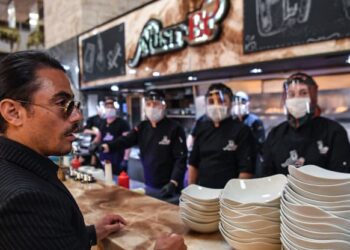 ‘Salt Bae’ në gjyq, kuzhunieri i famshëm paditet nga punonjësit e tij